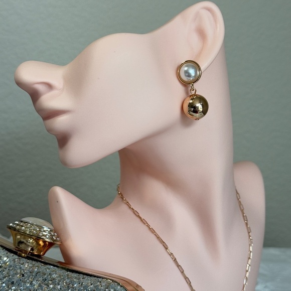 ⚜️❤️‍🔥 Elegant Gold and Pearl Drop Earrings - Picture 3 of 7
